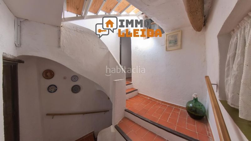 Foto 276ccbb3-8063-4cee-86b9-d29392d5b8f0. Casa adosada en calle santa maria encanto y amplitud en el corazón en Castelló de Farfanya