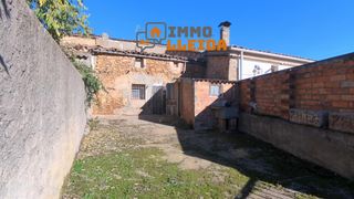 Casa adossada a Artesa de Segre. Casa de pueblo con gran potencial en colldelrat artesa de segre