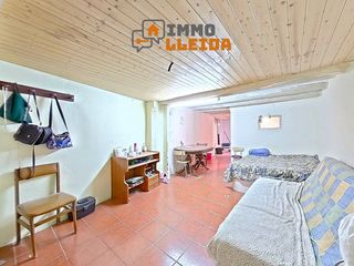 Maison jumelée à Calle d'emili pujol 26. Oportunidad casa en la granadella con patio