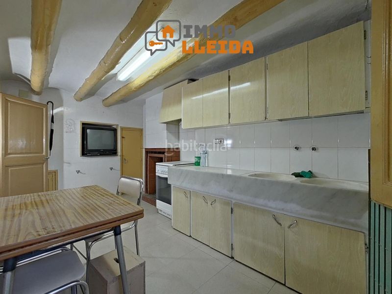 Foto ba31bd71-af5c-4d73-b696-47e39cb8ab8e. Casa adossada amb aparcament a Cervera