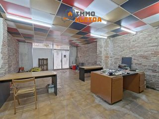 Locale commerciale in Carrer carrer anselm clavé 34. Almacén de 650 m2 en ubicación céntrica junto a las estaciones d