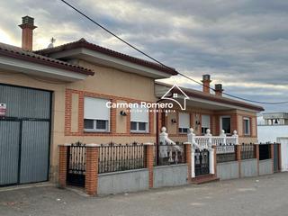 Xalet a Poveda de las Cintas. Vivienda unifamiliar amueblada   a 40 km de salamanca  en planta