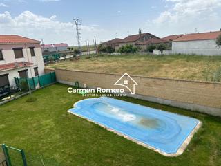 Casa adossada a Torresmenudas. Adosado  de esquina con zonas comunes de piscina a 18 km de sala