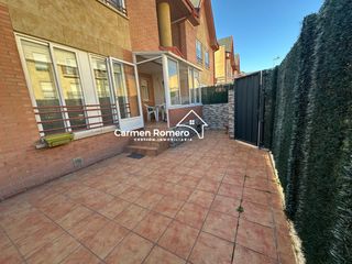 Casa adosada en Villamayor. Adosado en venta  en villamayor. urb. piedra dorada