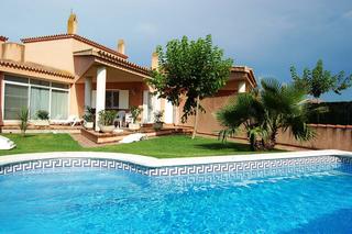 Xalet a Calle morell 1. Chalet de 4 dormitorios con piscina en riumar
