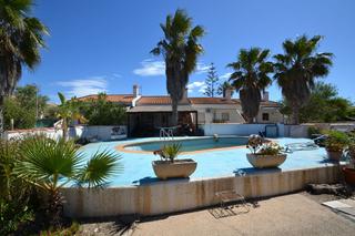 Xalet a Calle adena de l' 5. Conjunto de 5 chalets con piscina comunitaria ideal para destina
