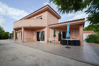 Xalet a Calle sarset del 19. Villa con piscina privada en la playa de riumar
