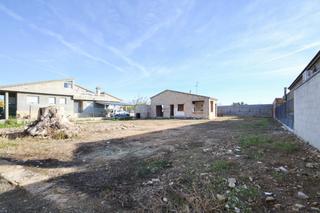 Terreny residencial a Calle joan maragall 28. Solar de 766 m con casa para terminar en deltebre