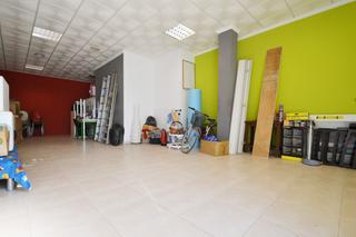 Local Comercial a Avenida esportiva 64. Local en buen estado