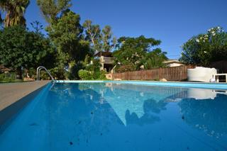 Casa a Havana 139. Casa de dos plantas más almacén y piscina muy cerca del río ebro
