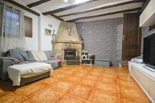 Casa a Hort 18. Casa adosada de planta baja más dos plantas piso en el perello