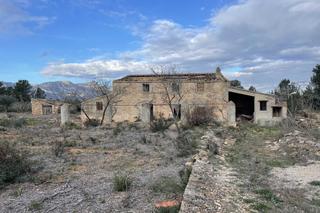 Masia a Burga. Finca de 56.000m2 con varias edificaciones para reformar en la z
