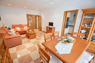 Casa a Goles de l'ebre 175. Casa de dos plantas con local en funcionamiento