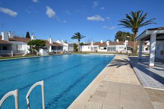 Casa adossada a Calle capadella de la 53. Apartamento con piscina comunitaria en la playa de riumar