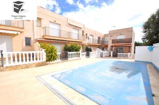 Casa adossada a Gladiols dels. Casa adosada en venta en les cases dalcanar  con piscina y terra