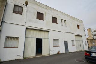Casa a Jacint verdaguer 30. Piso en deltebre con dos almacenes y despacho