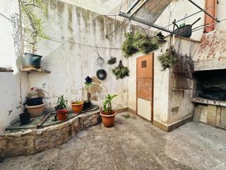 House in Carrer corsini. Casa con patio