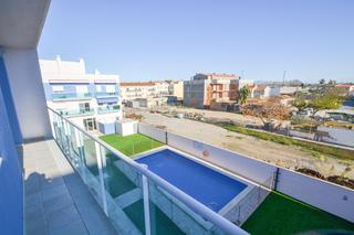 Pis a Esportiva 34. Piso con balcón, piscina comunitaria y plaza de parking