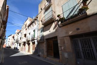 Casa adossada a Sants martirs 24. Casa adosada en ulldecona con gran potencial y salida a dos call