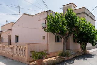 Casa a Deltebre. Casa en deltebre jesus y maria, con amplio terreno, almacenes y