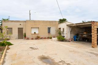 Casa a Deltebre. Casa con almacén y amplio terreno en deltebre para reformar