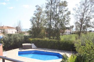 Casa a Perelló (El). Bonito chalet frente al mar en lampolla con piscina privada.
