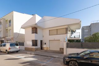 Casa a Deltebre. Amplia casa con elevador, calefacción por radiadores, almacén y