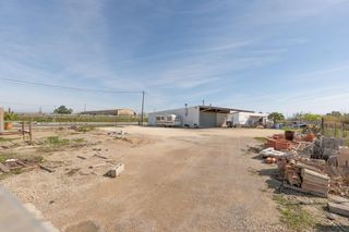 Business premise in Deltebre. Almacén con amplio terreno en venta en deltebre