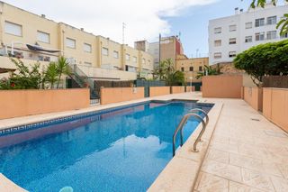Casa adosada  Rasquera. Casa adosada con ascensor, amplios espacios y piscina comunitari