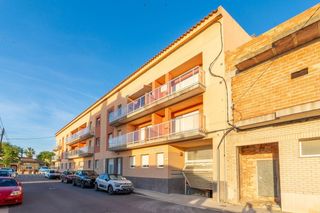 Pis a Deltebre. Piso en planta baja de 2 habitaciones, terraza, parking y traste