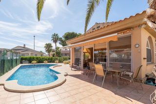 Chalet in Deltebre. Casa en riumar con parcela de 600 m2, piscina, almacén y jardín