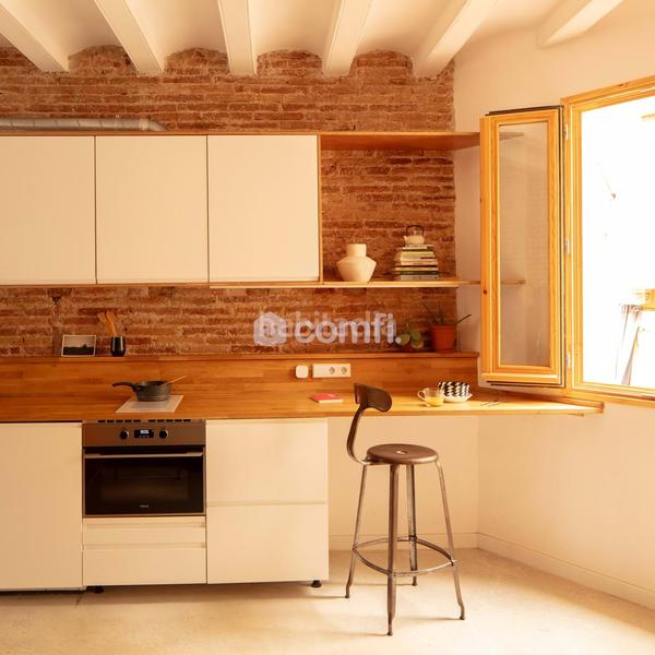 Foto f371dff8-afb3-4a52-9ee6-b8bf5dcc1366. Piso en Raval Barcelona