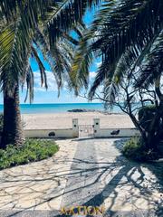 Casa adossada  Carrer de maria moliner. Salida directa a la arena primera linea bahia