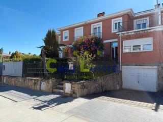 Reihenhaus  Calle águila. Amplio y luminoso unifamiliar pareado situado en urb. valdelagua