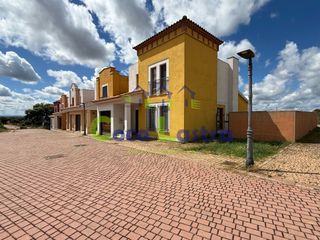 Casa aparellada  Calle del marqués. Vivienda unifamiliar pareada con amplio jardín.