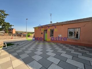 Casa adossada a Plaza Maestro Manuel de Sena