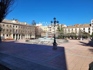 Rent Business premise  N/a. Local en plaza españa
