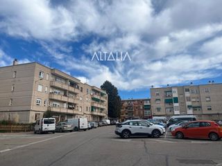 Rent Flat in Reyes Católicos - Paseo de San Antonio. Piso en alquiler en el paseo san antonio