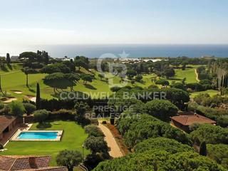 Casa  N/a. Casa con amplio terreno y vistas al mar, frente al golf de sant