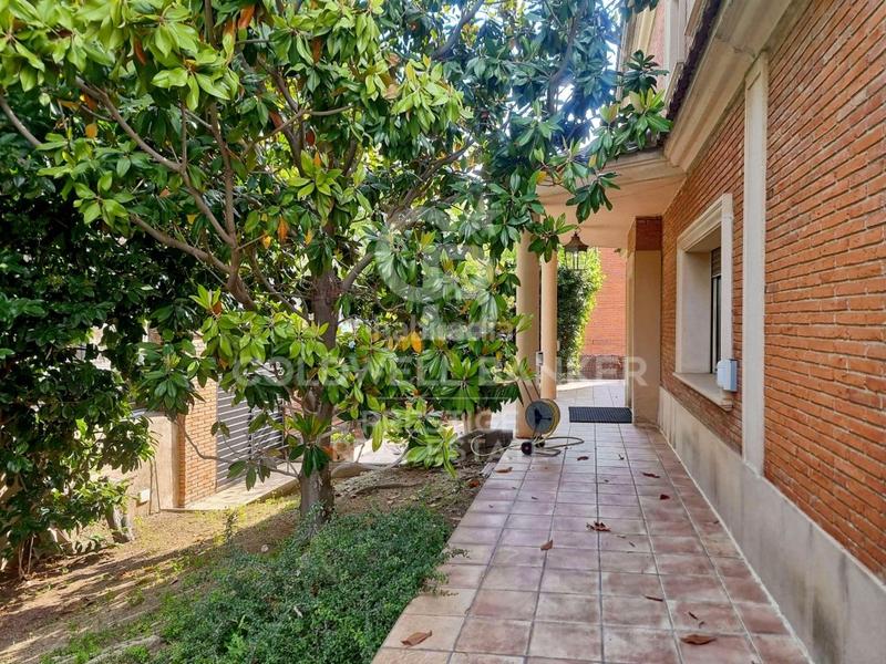 Foto 06c4cd37-2855-4aca-9f56-59b2e3e199c6. House with parking in Ciutat Diagonal Esplugues de Llobregat