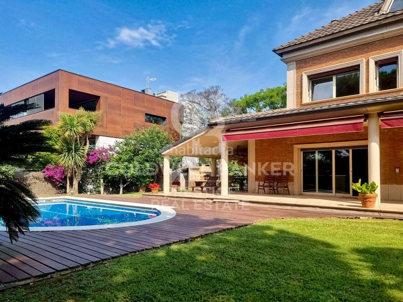 Foto 26b89fe7-c623-45d3-864b-8ec3df4cfabd. House with parking in Ciutat Diagonal Esplugues de Llobregat