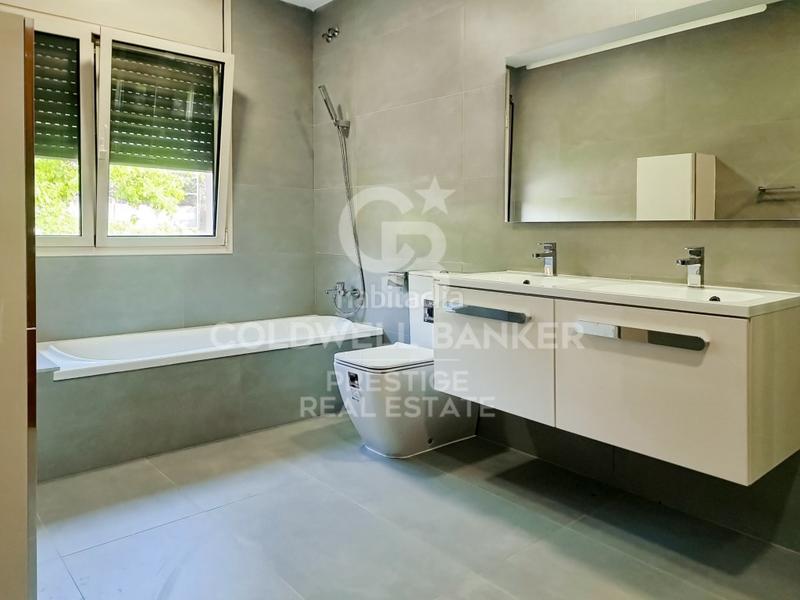 Foto 47a5e3c8-0fb2-4dd5-ac9f-f1750bba7551. House with parking in Ciutat Diagonal Esplugues de Llobregat