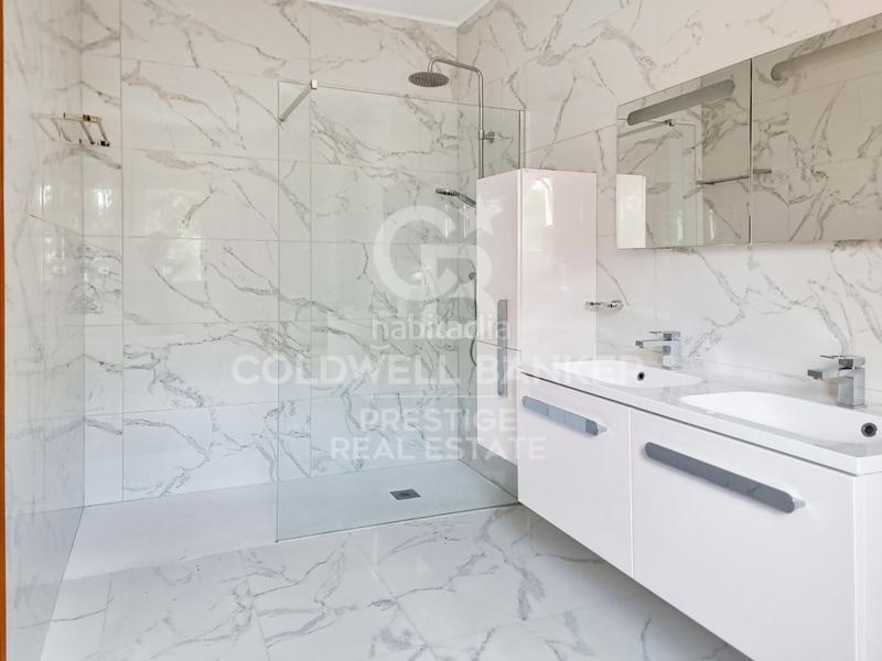 Foto 47f22e52-8d5d-4cba-93cc-0f4c1de0dc0a. House with parking in Ciutat Diagonal Esplugues de Llobregat