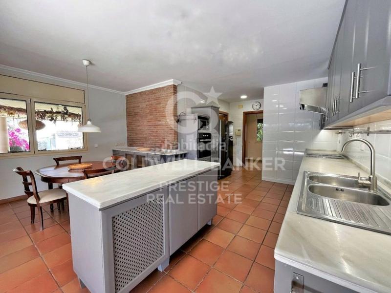 Foto 794fb443-f128-4fd5-8f8e-4c145f35dd17. House with parking in Ciutat Diagonal Esplugues de Llobregat