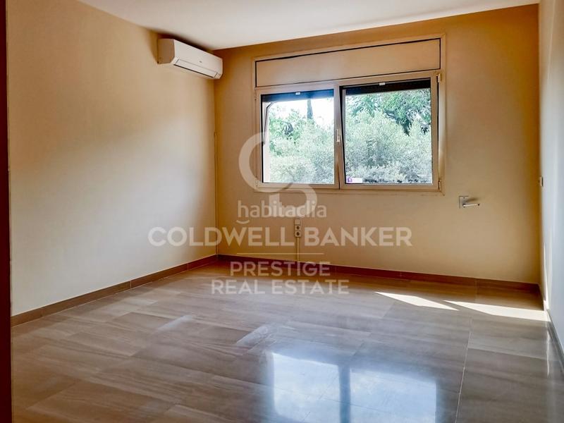 Foto c8ae84c0-7c8c-4622-b5dd-eb50f502fc50. House with parking in Ciutat Diagonal Esplugues de Llobregat