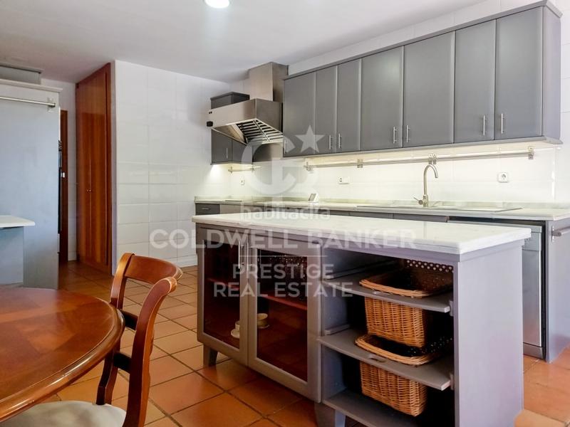 Foto cc85b8ca-edec-4e35-9b5f-4f37e659f17a. House with parking in Ciutat Diagonal Esplugues de Llobregat
