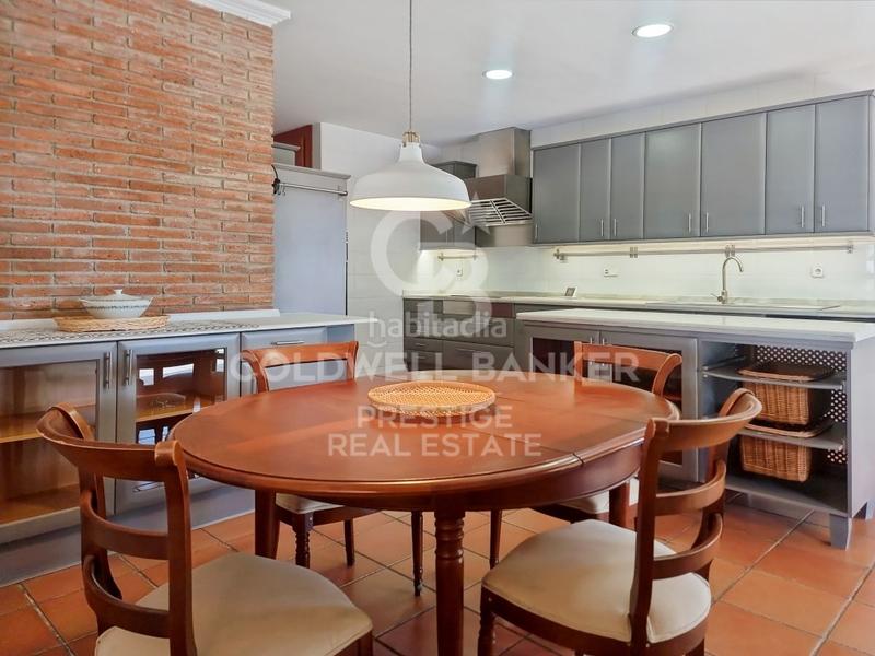 Foto d2169766-000d-49e8-b8cc-80a20b380501. House with parking in Ciutat Diagonal Esplugues de Llobregat