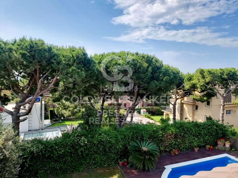 Foto dc8b256c-22e5-4a2d-9512-5b5662e0ce12. House with parking in Ciutat Diagonal Esplugues de Llobregat