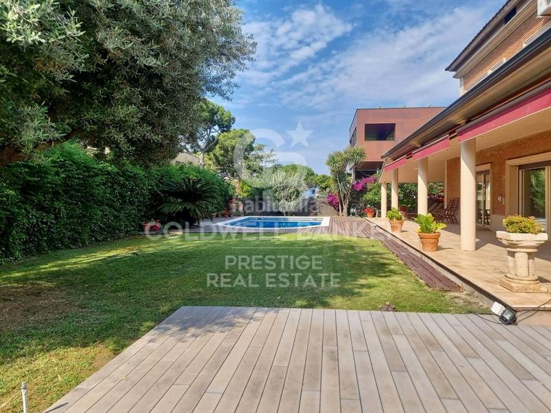 Foto eb60fbe0-2161-4cec-ac14-90ecf1412ef1. House with parking in Ciutat Diagonal Esplugues de Llobregat