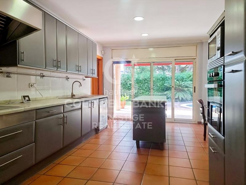 Foto f6b2803c-d316-418a-8a4c-474969247ec9. House with parking in Ciutat Diagonal Esplugues de Llobregat